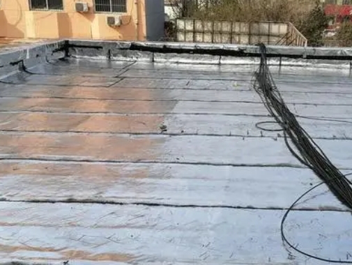 楚雄卫生间漏水维修公司分享下楚雄屋面楼顶防水刚性防水层施工要点。